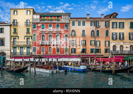 Les gondoles et les bateaux-taxis amarrée le long du Grand Canal à l'bRialto Bridge à Venise, Italie le 27 novembre 2018 Banque D'Images