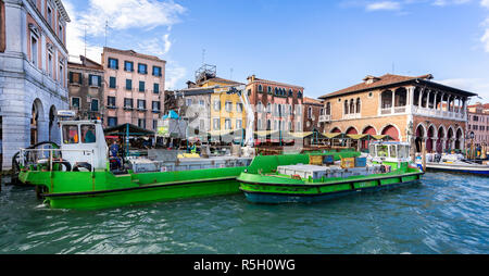 La collecte des déchets des bateaux par grue sur le Grand Canal au marché Railto à Venise, Italie le 27 novembre 2018 Banque D'Images