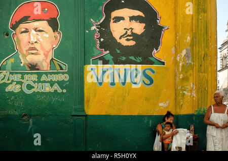 L'art de mur de Che Guevara et Hugo Chavez dans les rues de La Havane, Cuba. Banque D'Images