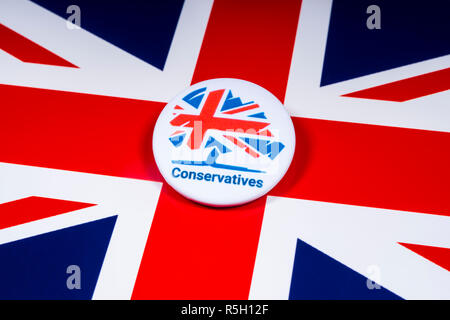 Londres, Royaume-Uni - 18 novembre 2018 : un parti conservateur pin's badge sur le pavillon britannique. Banque D'Images