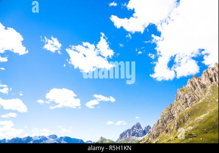 Ciel bleu sur les montagnes des Dolomites en Italie Banque D'Images