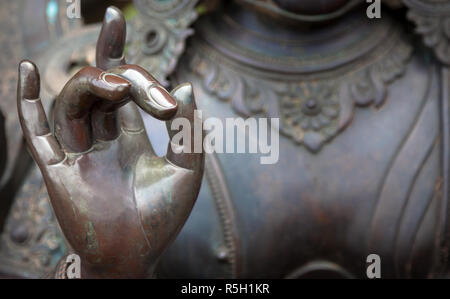 Détail de la statue de Bouddha avec Karana mudra position main Banque D'Images