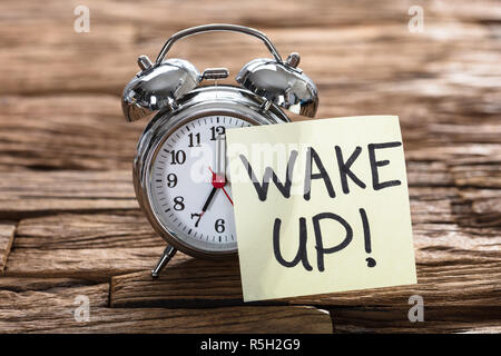 Réveil avec service de texte sur Sticky Note Banque D'Images