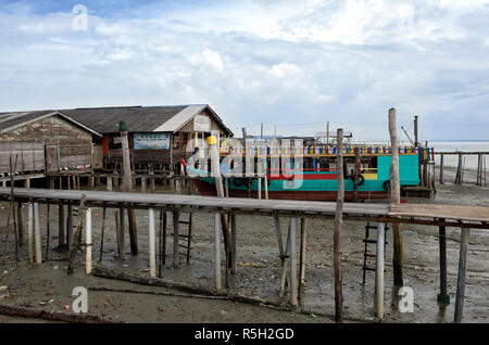 Sungai Lima, la Malaisie 30 Décembre 2017 : Le point de vue d'un village de pêcheurs à côté de la mer à Bagan Sungai Lima de Pulau Ketam (l'île du crabe), Malaisie. Banque D'Images