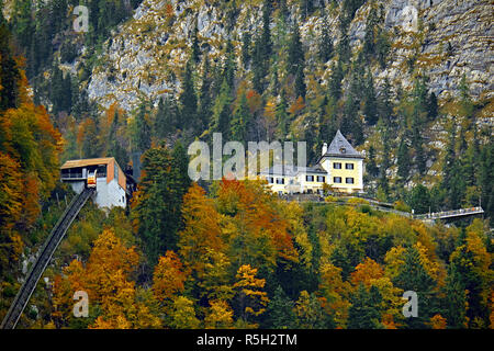 Belle vue aérienne de l'automne du téléphérique funiculaire téléphérique dans les Alpes autrichiennes. Câble rouge voiture de chemin de fer dans les montagnes par resort village de Hallstatt, Salzka Banque D'Images