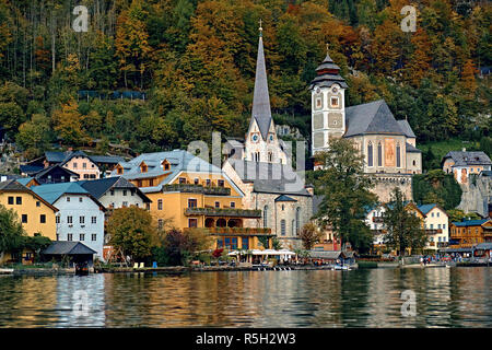 Belle vue panoramique des Alpes autrichiennes. Dans l'église célèbre village de montagne d''Hallstatt. Journée ensoleillée, vue sur le lac de Hallstatt montagnes des Alpes. Emplacement : resort Banque D'Images