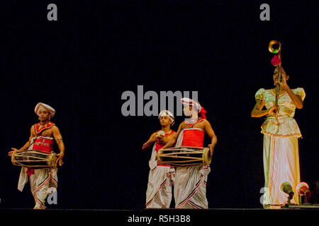 18 octobre 2007 batteur dans un orchestre de danse Kandyan Pancha Thuryas à l'afficher dans la salle de l'Association des arts de Kandy, Kandy, Sri Lanka, Asie Banque D'Images