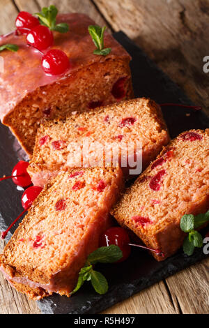 Fête du pain sucré fait maison avec des cerises au marasquin et menthe close-up sur la table verticale. Banque D'Images