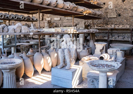 Les cendres d'anciens artefacts homme amphore poterie romaine antique Pompéi, concept à urnes, Pompéi Italie Histoire concept, l'excavation, les fouilles, historique Banque D'Images