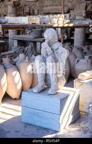 Les cendres d'anciens artefacts homme amphore poterie romaine antique Pompéi, concept à urnes, Pompéi Italie Histoire concept, l'excavation, les fouilles, historique Banque D'Images