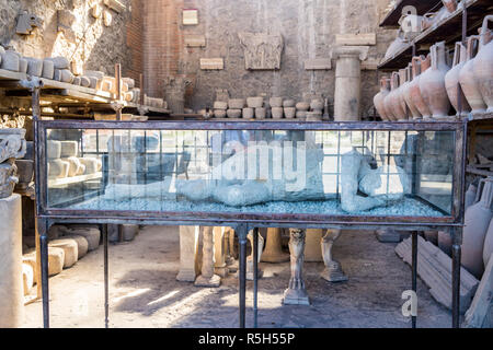 Les cendres d'anciens artefacts homme amphore poterie romaine antique Pompéi, concept à urnes, Pompéi Italie Histoire concept, l'excavation, les fouilles, historique Banque D'Images