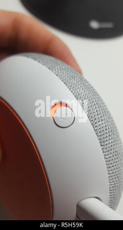 Bouton de microphone d'un Google Accueil Mini Banque D'Images