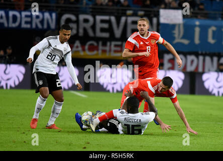 Leipzig, Allemagne - le 15 novembre 2018. Les joueurs de l'équipe nationale de football Allemagne Serge Gnabry et Antonio Rudiger contre joueurs russe Aleksei Ionov un Banque D'Images