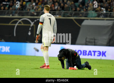Leipzig, Allemagne - le 15 novembre 2018. L'équipe nationale Allemagne gardien Manuel Neuer avec ventilateur russe qui courent sur le terrain au cours de l'frien Banque D'Images