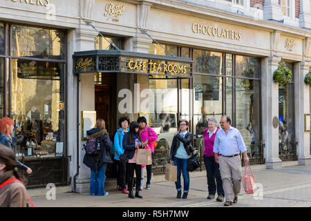 Betty's Cafe Tea Rooms exterior (populaires cafe & restaurant) avec les gens qui passent & clients debout près de l'entrée - York, North Yorkshire, Angleterre, Royaume-Uni. Banque D'Images