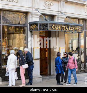 Betty's Cafe Tea Rooms (extérieur) cafe & restaurant populaire avec des gens à la fenêtre de commandes et par entrée - York, North Yorkshire, Angleterre, Royaume-Uni. Banque D'Images