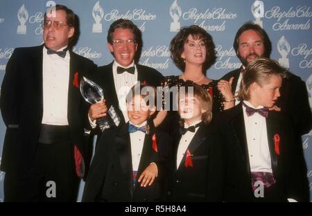 Los Angeles, CA - le 17 mars : (L-R) Acteurs Earl Hindman, Tim Allen, Patricia Richardson, Pamela Anderson, Richard Kam (rangée arrière) et Taran Noah Smith, Jonathan Taylor Thomas et Zachery Ty Bryan (avant)assiste à la 18e People's Choice Awards le 17 mars 1992 à Universal Studios à Universal City, en Californie. Photo de Barry King/Alamy Stock Photo Banque D'Images