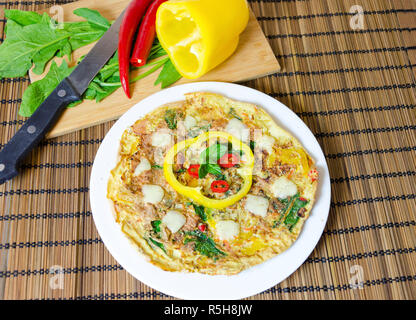 Omelette aux épinards et le poivre piment Banque D'Images