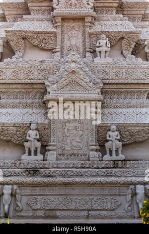 Détail d'un stupa richement décorées du Roi et de la Reine Kossomak Suramarit, Wat Preah Keo au complexe du Palais Royal, Phnom Penh, Cambodge Banque D'Images