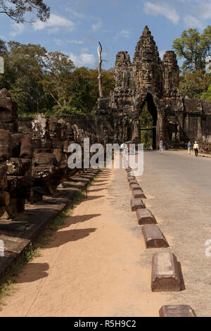 Des statues d'Asuras sur pont de South Gate, à Angkor Thom, Siem Reap, Cambodge Banque D'Images