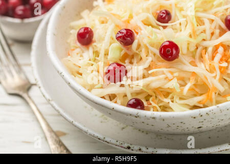 Salade de chou. Apéritif traditionnel russe avec la choucroute et canneberge carotte close-up. Selective focus Banque D'Images