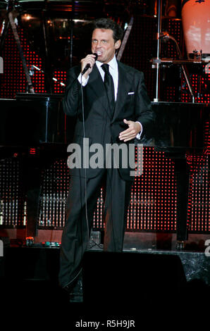 Luis Miguel se produit en concert à l'American Airlines Arena de Miami le 7 novembre 2008. Banque D'Images