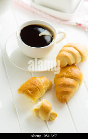 Sweet délicieux croissants et tasse à café. Banque D'Images