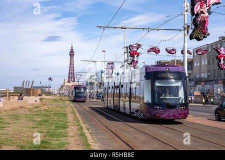 Tramway BOMBARDIER FLEXITY 2 sur la promenade de Blackpool Lancashire UK Banque D'Images