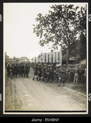 Une entreprise de [15ème] Sikhs [Le Sart, France] marcher dans leurs logements, 24 juillet 1915. Dossier de l'armée indienne en Europe durant la Première Guerre mondiale. 20e siècle, 24 juillet 1915. Argentiques. Source : Photo 24/(77). Auteur : Big Sur, H. D. Banque D'Images