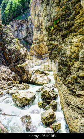 Rivière qui coule à travers les gorges de Breitachklamm Banque D'Images