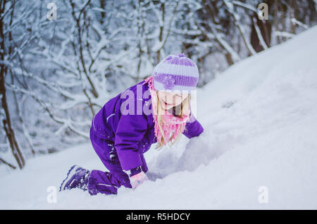 Les petites filles en hiver s'amusant dans la neige Banque D'Images