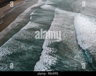 Vue aérienne d'une plage, côte, vagues se brisant sur la côte. La plage de Famara, Lanzarote, îles Canaries, Espagne Banque D'Images