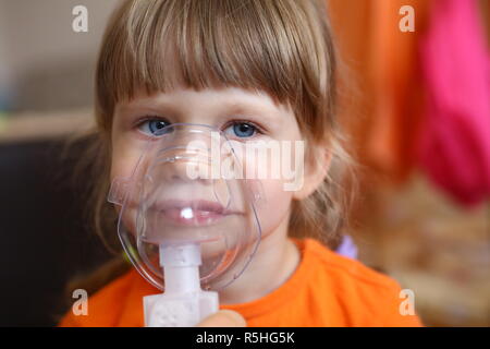 Heureux l'enfant fait de l'inhalation à la maison pour Banque D'Images