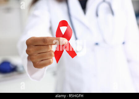 Black woman doctor holding un ruban rouge Banque D'Images