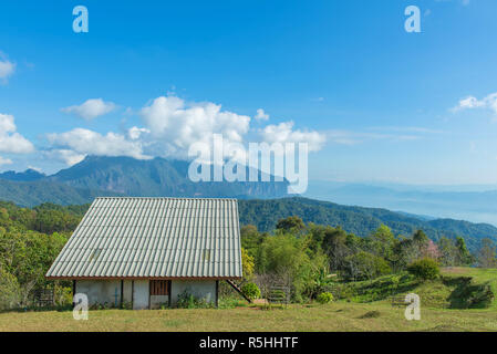 Paysage de cabane dans vallée de montagne à Doi Luang Chiang Dao, ChiangMai Thailand Banque D'Images