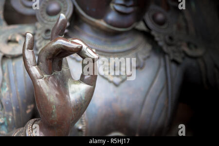 Détail de la statue de Bouddha avec Karana mudra position main Banque D'Images