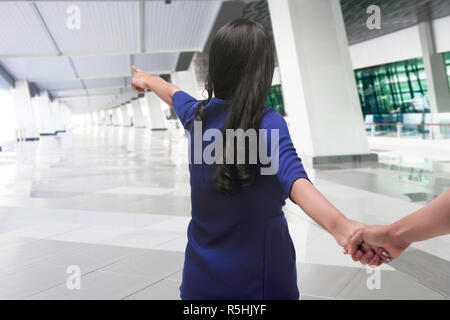Asian couple romantique tourist holding hands Banque D'Images