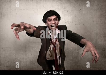 Effrayant zombie asiatique homme avec face sanglante Banque D'Images