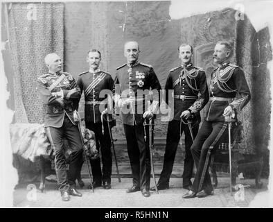 Studio pleine longueur portrait de cinq officiers supérieurs de l'armée, en uniforme. Le général Sir William Galbraith se trouve dans le centre ; la deuxième à partir de la gauche est le capitaine H.M.S. O'Brien (Border Regiment) ; quatrième à partir de la gauche est le capitaine Digby Lighton Mallaby (Royal Engineers). Les deux autres chiffres sont des inconnus . c.1900. Source : Photo 556/3(157). Auteur : Bremner, Frederick. Banque D'Images