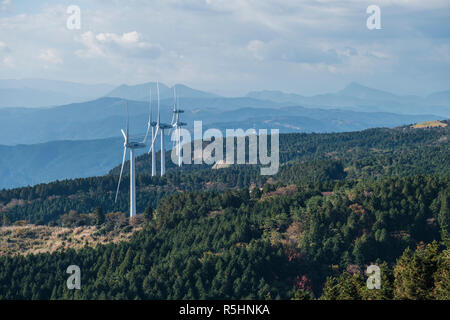 Les turbines du générateur du vent debout dans la forêt. Plateau d'Aoyama, Mie, Japon Banque D'Images