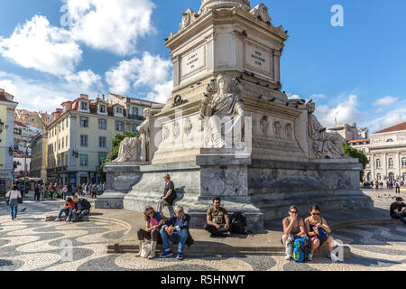 Lisbonne, Portugal - 6 mai 2018 - Les collectivités locales et les touristes se reposant autour d'une rue traditionnelle dans une chaleur chaude journée à Lisbonne au Portugal Banque D'Images