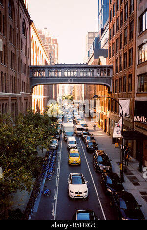 West 15th Street ou skybridge pont en ciel photographié à partir de la ligne haute, Chelsea Market, Chelsea, Manhattan, New York City, États-Unis d'Amérique. Banque D'Images