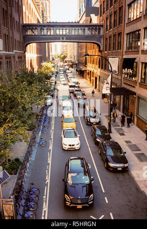 West 15th Street ou skybridge pont en ciel photographié à partir de la ligne haute, Chelsea Market, Chelsea, Manhattan, New York City, États-Unis d'Amérique. Banque D'Images