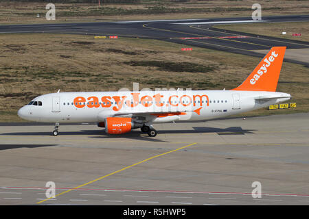 British easyJet Airbus A320-200 G-EZUL Inscription avec le roulage jusqu'à la borne. Banque D'Images