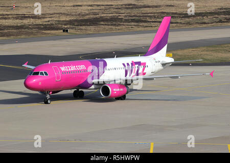 Hungarian Wizz Air Airbus A320-200 d'enregistrement avec HA-LPM le roulage jusqu'à la borne. Banque D'Images