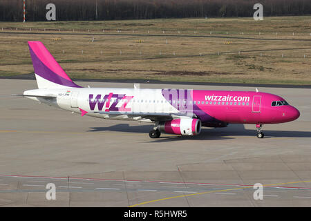 Hungarian Wizz Air Airbus A320-200 d'enregistrement avec HA-LPM taxiing sur la piste 14L. Banque D'Images