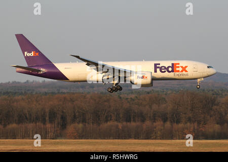 FedEx Boeing 777F avec l'enregistrement N880FD en courte finale pour la piste 14L de l'aéroport de Cologne Bonn. Banque D'Images