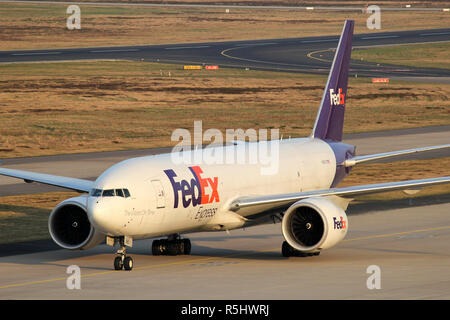 FedEx Boeing 777F avec l'enregistrement N880FD le roulage jusqu'à la borne. Banque D'Images