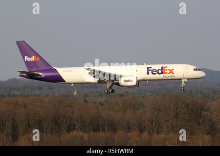 Boeing 757-200F avec FedEx immatriculé N916FD le roulage jusqu'à la borne. Banque D'Images