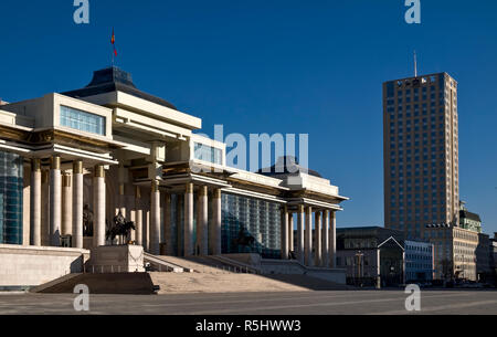Oulan-bator / Mongolie - 10 novembre 2018 : Palais du Gouvernement et Premier hotel Banque D'Images